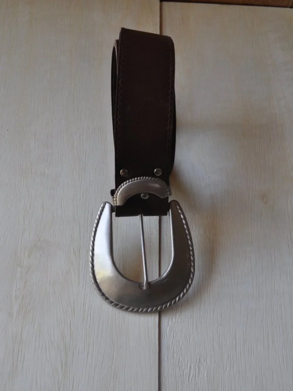 Women's Faux Leather Belt Brown Unisex Belt features distinctive silver-tone met